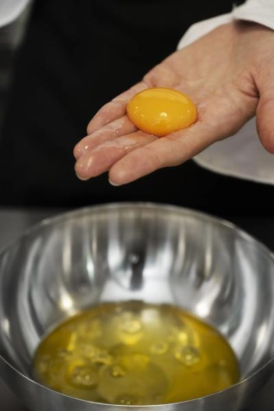 Як відокремити жовток від білка: перевірені способи досвідчених господинь