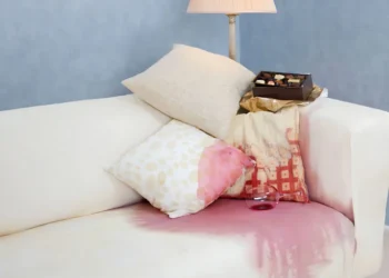 Як вивести плями від червоного вина з дивана: корисні поради експертів