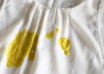 Як вивести плями від гірчиці: поради, які врятують ваш одяг