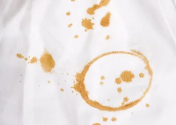 Як вивести плями від кави з одягу за допомогою підручних засобів