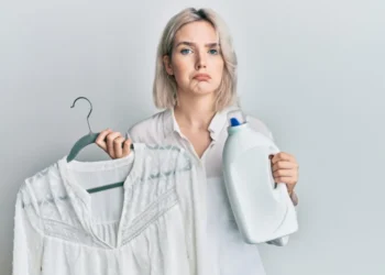 Як вивести плями від прального порошку з одягу