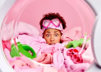 Як вивести плями з одягу: лайфхаки для всіх типів тканин