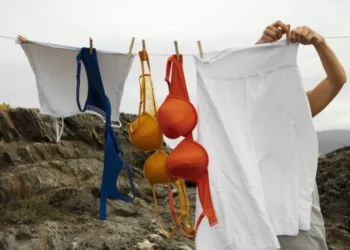 Як вивести складні плями від сонцезахисного крему та зберегти тканини свіжими