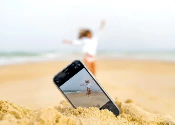 Як захистити телефон від піску і води на пляжі: лайфхаки