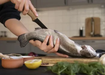 Як зняти шкіру з риби: кілька варіантів обробки
