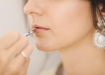 Який відтінок помади молодить: 3 кольори, які всім до лиця