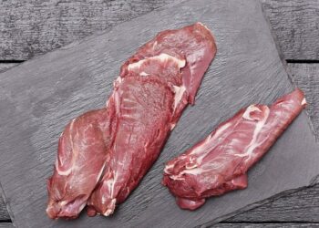 Как на самом деле нарезать мясо: из-за этой ошибки у вас получится “подошва”