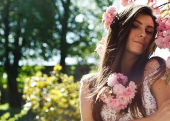 Мають розкішний вигляд: 6 “дорогих” кольорів, які носитимуть у 2025 році