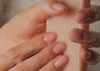 «Мильний» манікюр: найбільш модний дизайн нігтів, який виглядає дорого