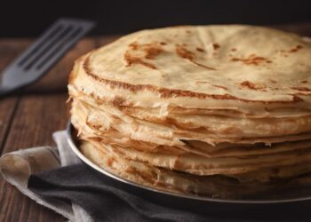 Млинці більше не прилипатимуть до пательні: ось що потрібно додати в тісто