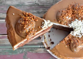 Найсмачніший бісквітний торт зі згущеним молоком: готуємо десерт за 15 хвилин