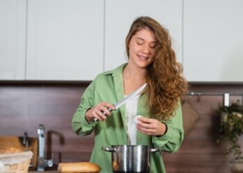 Не картошка: что бросить в кастрюлю с супом, чтобы убрать лишнюю соль