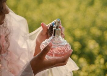 Не використовуйте парфум як усі: секретний спосіб нанесення, від якого всі навколо будуть у захваті