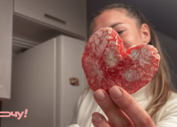 Очень милые печеньки-сердечка к празднику: приготовьте, если дома есть два яйца (ВИДЕО)