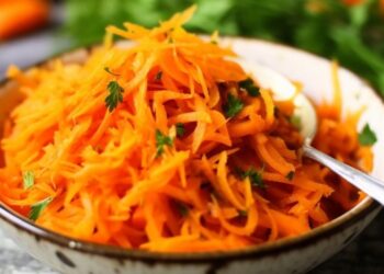 Особенно яркий и сочный салат: вы приготовите его за копейки (ВИДЕО)