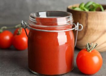 Открытая томатная паста может храниться месяцами: очень простой способ