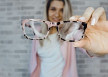 Правда чи міф: наскільки контактні лінзи або окуляри шкодять очам