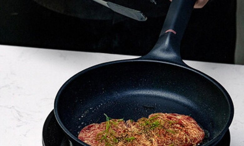 Продукты, которые испортят антипригарную сковороду с первого раза: что категорически нельзя жарить
