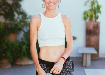 Речі, які потрібно виключити з гардероба після 50 років, адже вони корисні тільки молодим