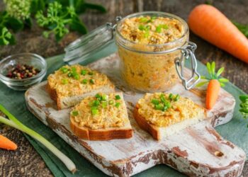 Самая вкусная закуска за копейки: если дома есть яйцо и сырок – приготовьте эту дешевую намазку (ВИДЕО)