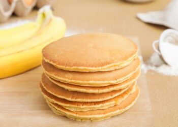 Спасите “уставшие” бананы: рецепт замечательного блюда за копейки (ВИДЕО)