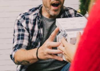 Техніка, одяг чи емоції: що подарувати кожному знаку зодіаку, щоб точно їх вразити