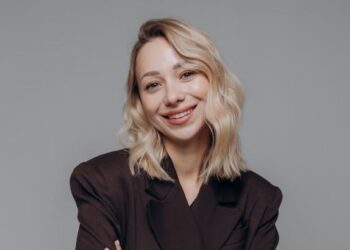 Укорочені джинси – тренд весни 2025: як їх носить дружина Віктора Павліка