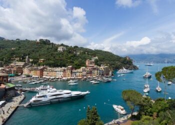 В італійському містечку відпочивали найбагатші люди світу, зокрема Маск: у чому його секрет