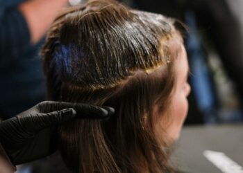 “Від підбору правильного кольору до зафарбовування сивини”: Секрети фарбування волосся вдома