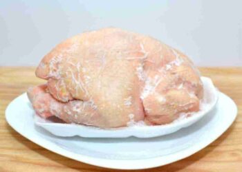 Забыли вытащить курицу из морозилки? Вот 3 лучших способа для размораживания
