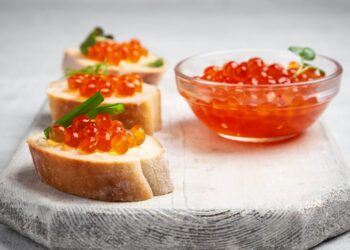 Залейте водой: самый простой способ отличить икру от подделки