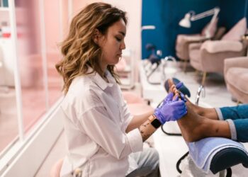 Жовтизна, розшарування та інші ознаки, що вам зробили поганий педикюр