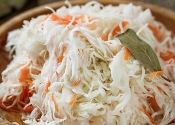 Зимняя капуста: хрустящая заготовка всего из двух основных ингредиентов (РЕЦЕПТ)