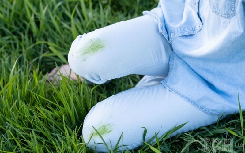 4 способи, як вивести плями від трави з одягу