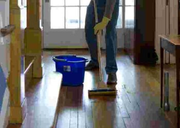 Ніяких розводів та плям: що додати у воду для миття підлоги