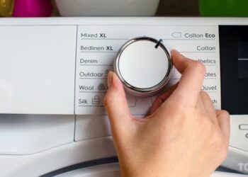 7 застарілих звичок прання, які псують ваш одяг