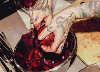 Ви точно про це не знали: 5 перевірених методів, як натерти буряк та не забруднитись