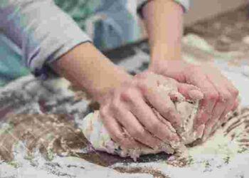 Що потрібно зробити, якщо тісто прилипає до рук: лайфхаки кулінарів