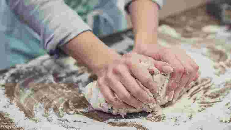 Що потрібно зробити, якщо тісто прилипає до рук: лайфхаки кулінарів