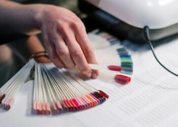 Антивіковий манікюр: 7 відтінків лаку, які роблять руки молодшими