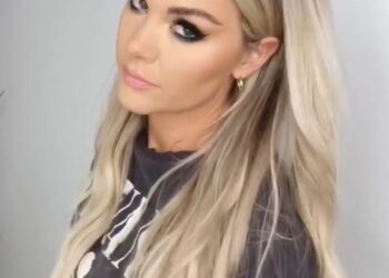 Б’юті-блогери навчили, як заправити пасма біля обличчя за вуха, щоб вони трималися цілий день