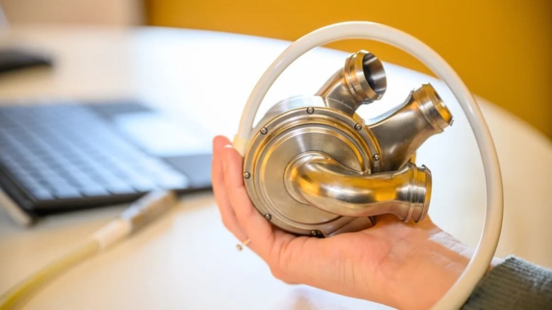 Чоловік прожив 104 дні зі штучним титановим серцем у межах революційного дослідження