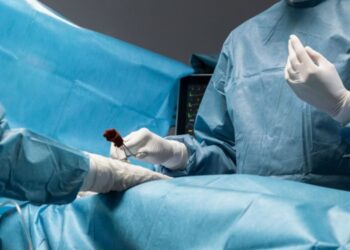 Чоловікові імплантують власний зуб в око під час рідкісної операції