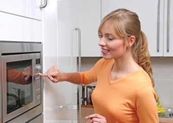 Чому їжа в мікрохвильовці зверху гаряча, а всередині холодна: майже всі роблять цю помилку