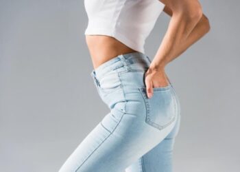 Джинси з 90-х повернулися в моду: які моделі знову в тренді