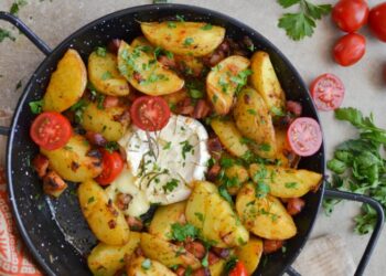 Если есть 5 картофелин и 3 сосиски – этим можно накормить семью: простой, но удачный рецепт