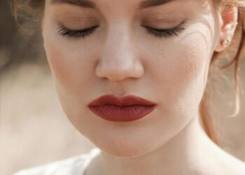 Головні тренди весняного макіяжу: від мінімалізму до яскравих акцентів