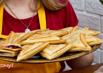 Гора ленивых пирожков за 30 минут: если у вас пылится бутербродница, сохраните этот рецепт (ВИДЕО)