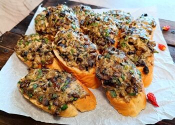 Горячие бутерброды из ничего: приготовьте, если дома есть немного грибов (РЕЦЕПТ)