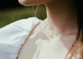 Як доглядати за зоною декольте, щоб вона виглядала молодою та привабливою